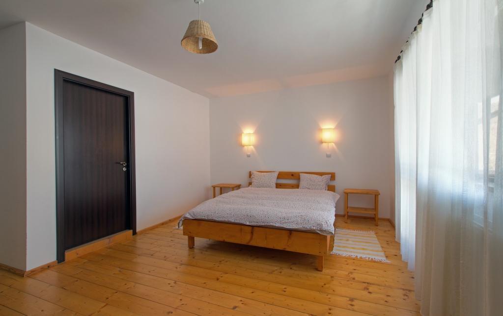 Casa Georgescu Hotel Risnov Bagian luar foto