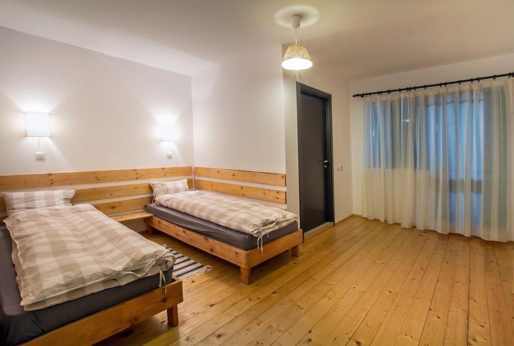 Casa Georgescu Hotel Risnov Bagian luar foto